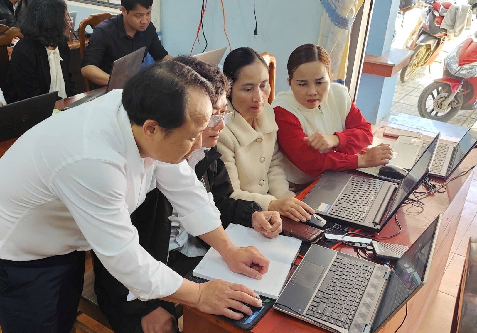 Theo chân thầy giáo mang AI lên đại ngàn Trường Sơn